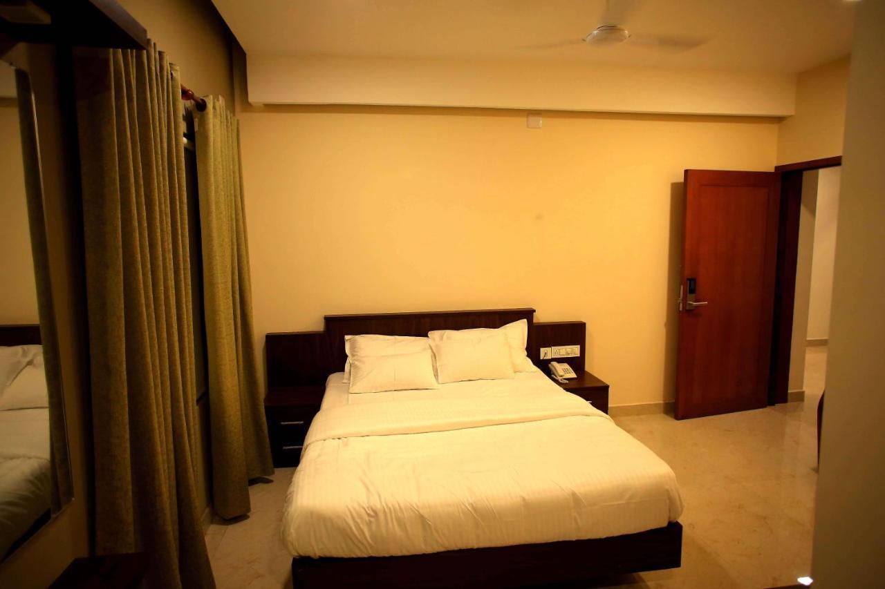 Kira Palace Residency Hotel Ernakulam Buitenkant foto