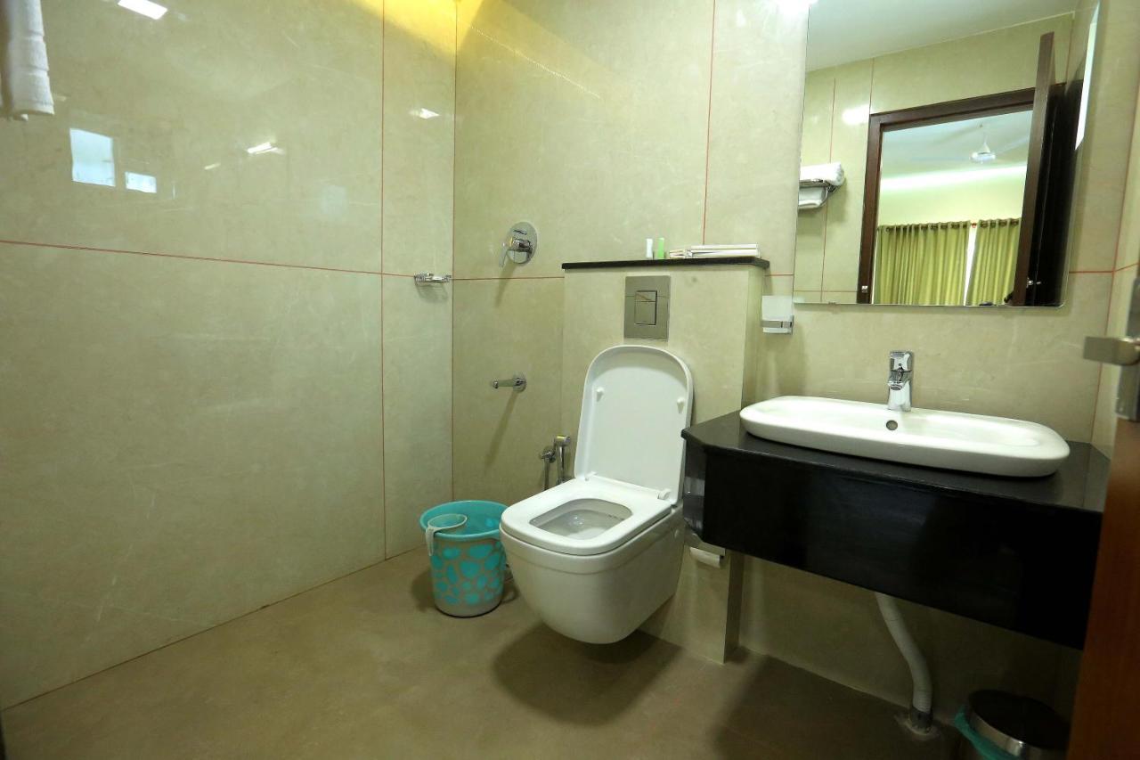 Kira Palace Residency Hotel Ernakulam Buitenkant foto
