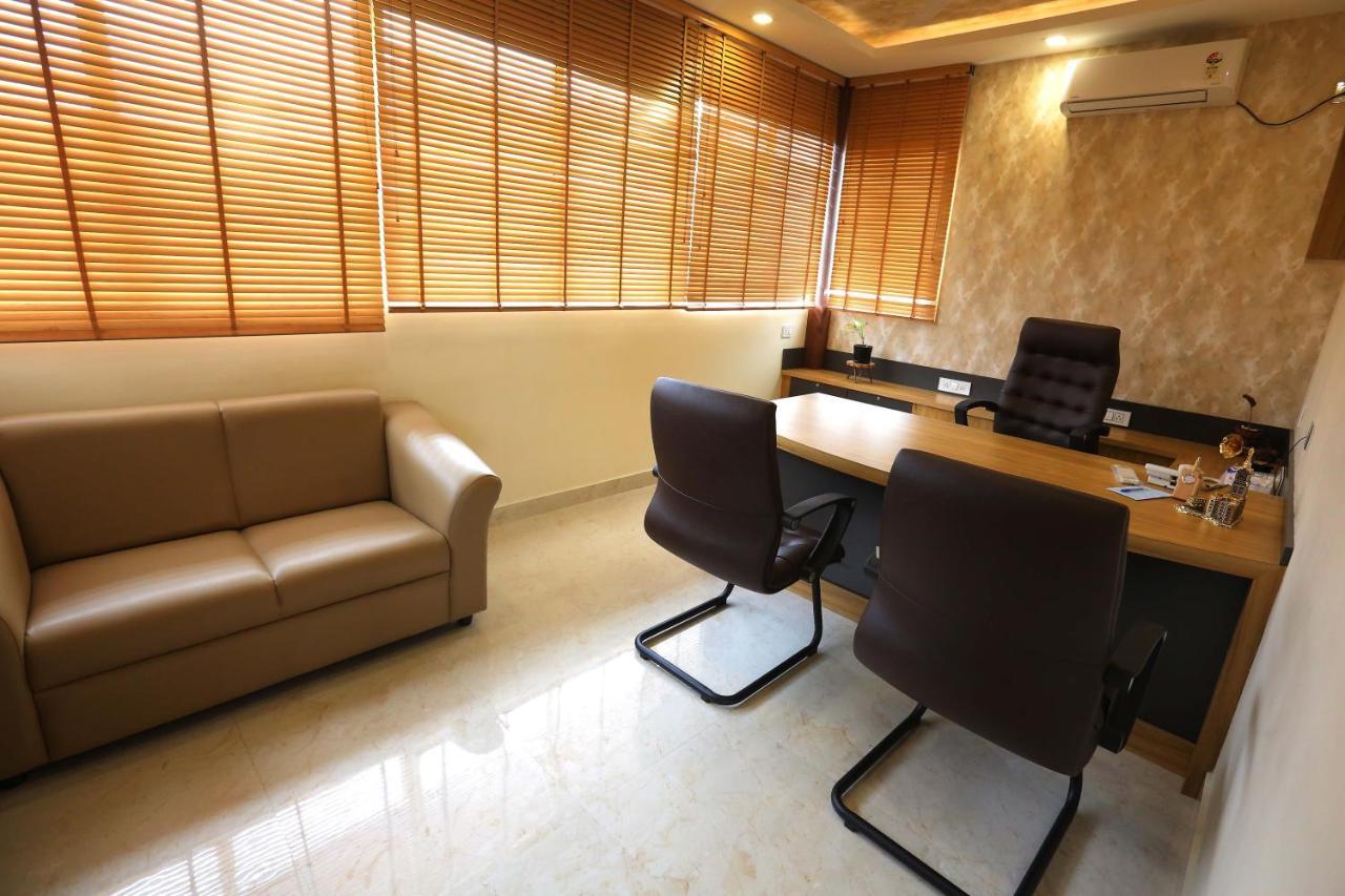Kira Palace Residency Hotel Ernakulam Buitenkant foto